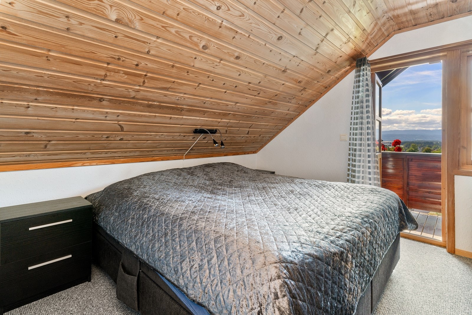 Soverom 1 med utgang til balkong. Galleribilde