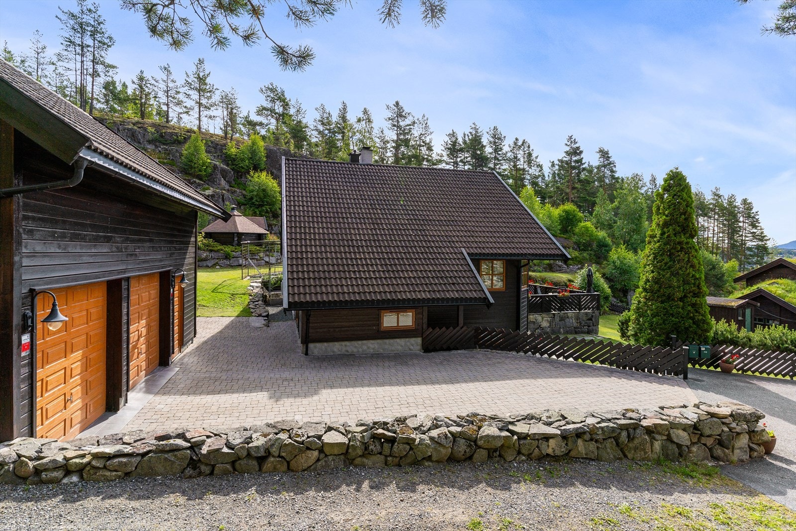 Gårdsplassen med belegningsstein. Galleribilde