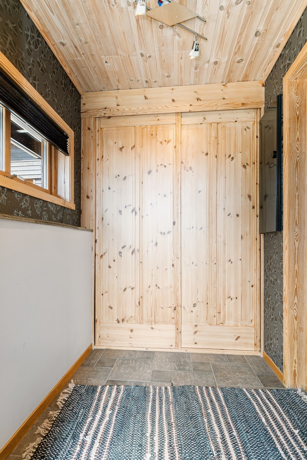 Entrè med skyvdørsgarderobe. Galleribilde