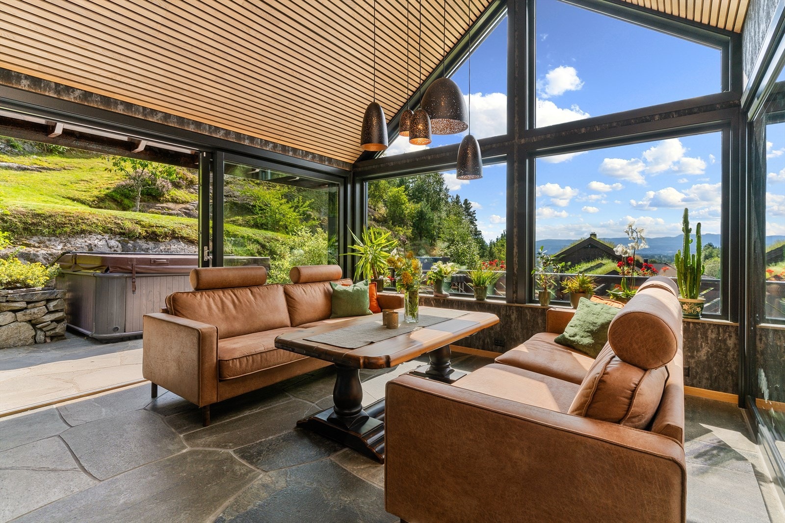 Velkommen inn til denne herlige stuen/vinterhagen som er selve hjertet av huset. Galleribilde