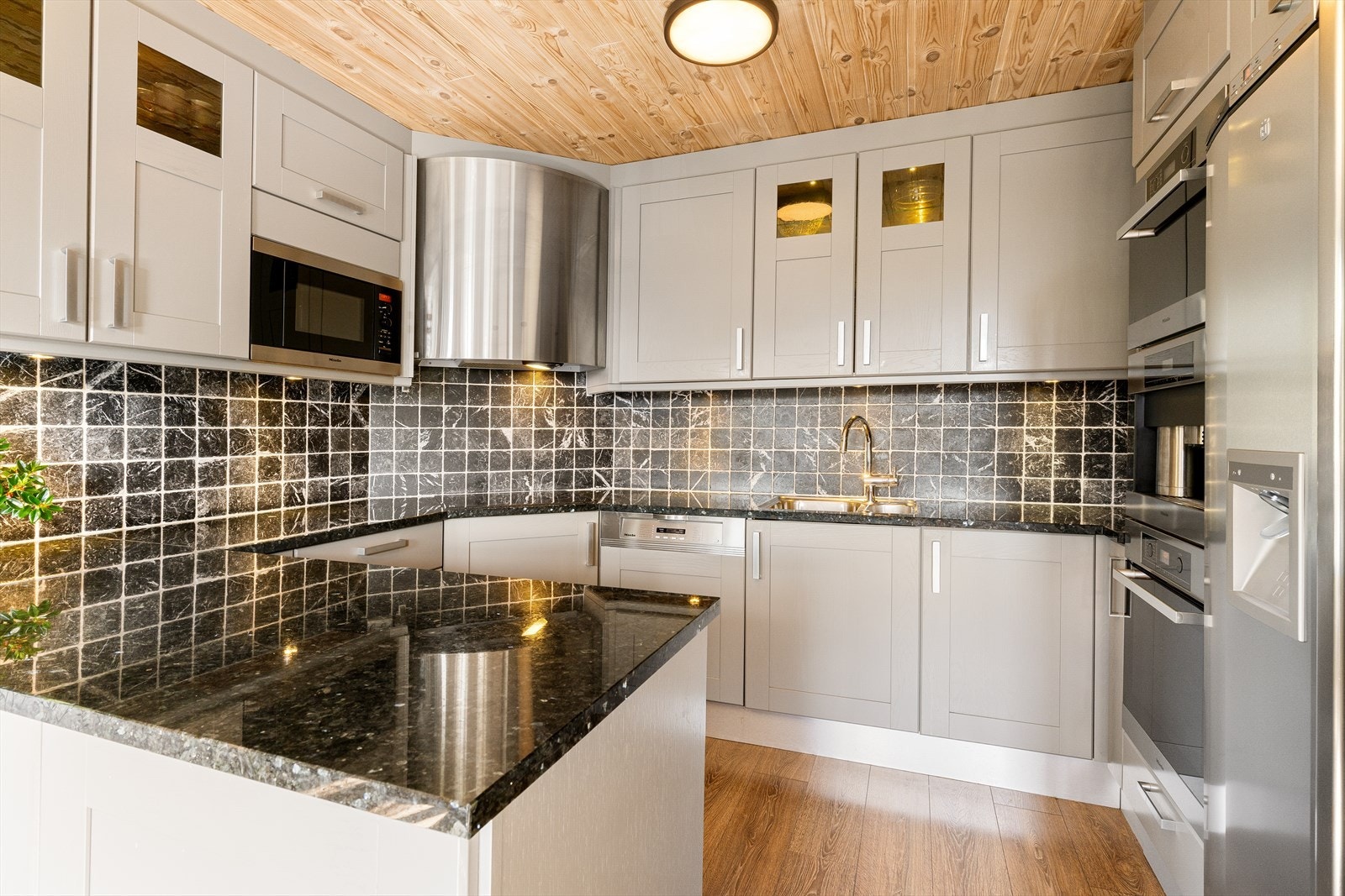 Av hvitevarer har du microbølgeovn, ovn, dampovn, kaffemaskin, vinskap, platetopp, oppvaskmaskin, kjøleskap m/vann og fryseskap m/isbiter. Galleribilde