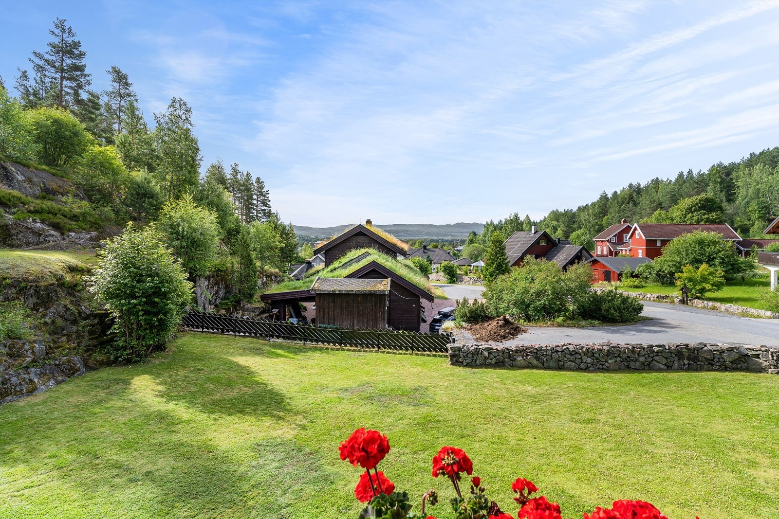 Utsikten fra terrassen, hvor du blant annet kan se Skrimfjella. Galleribilde