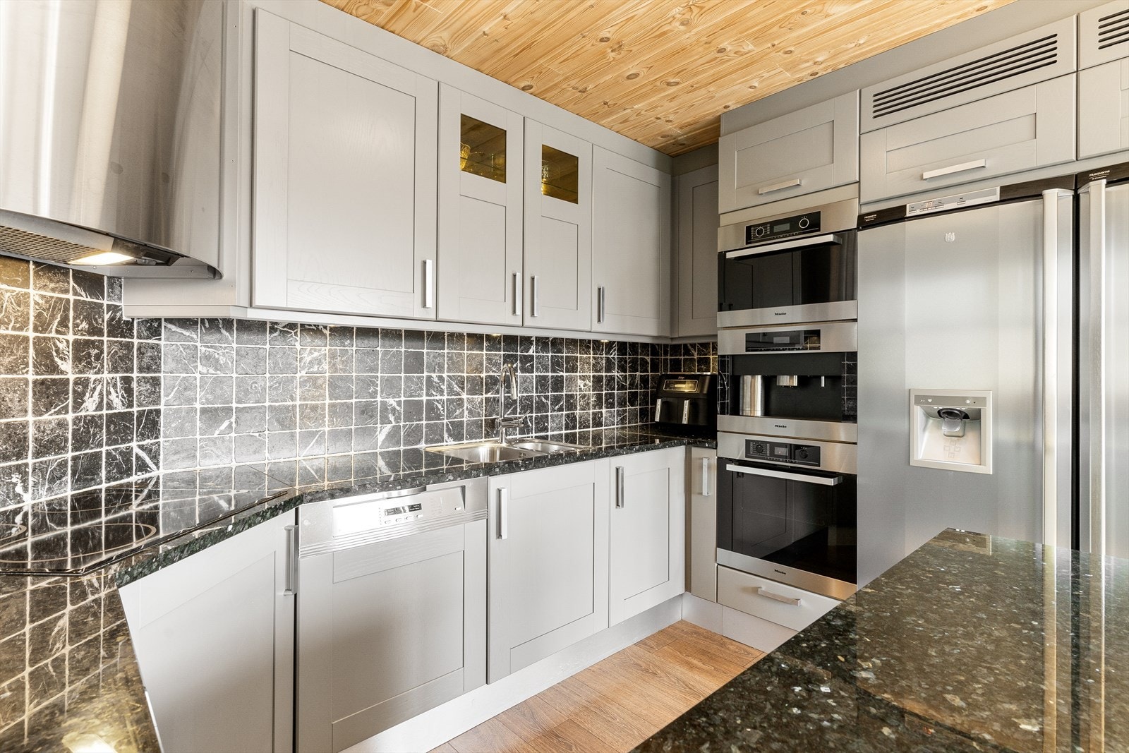 Godt med skap og benkeplass. Galleribilde