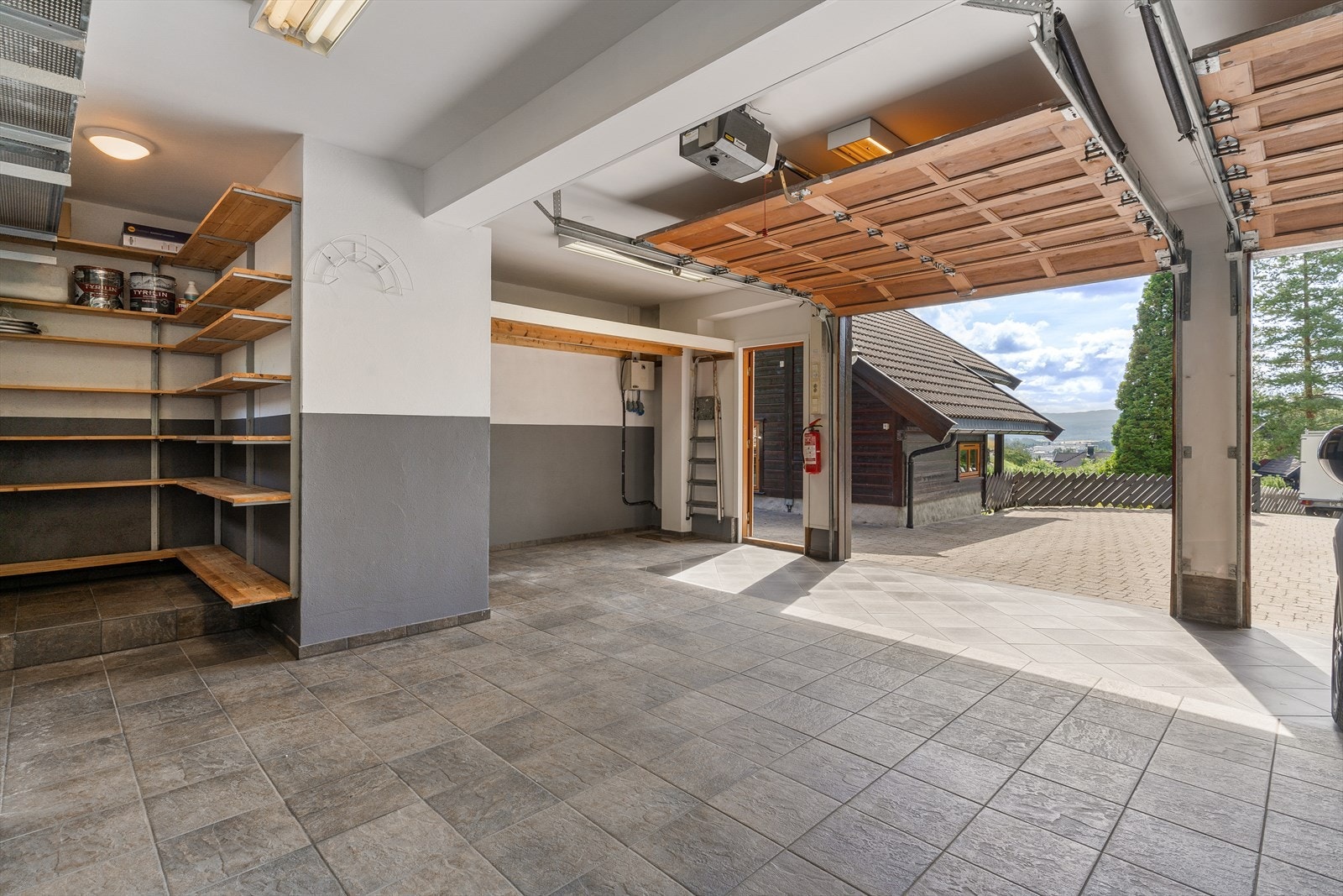 I garasjen har du både et lagringshjørne, verkstedbenk, oppheng til ski mm. Galleribilde