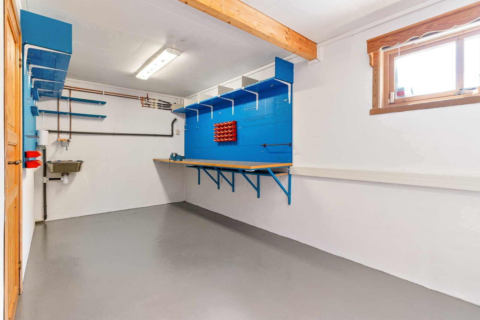 Praktisk hobbyrom/verksted i kjelleren. Galleribilde