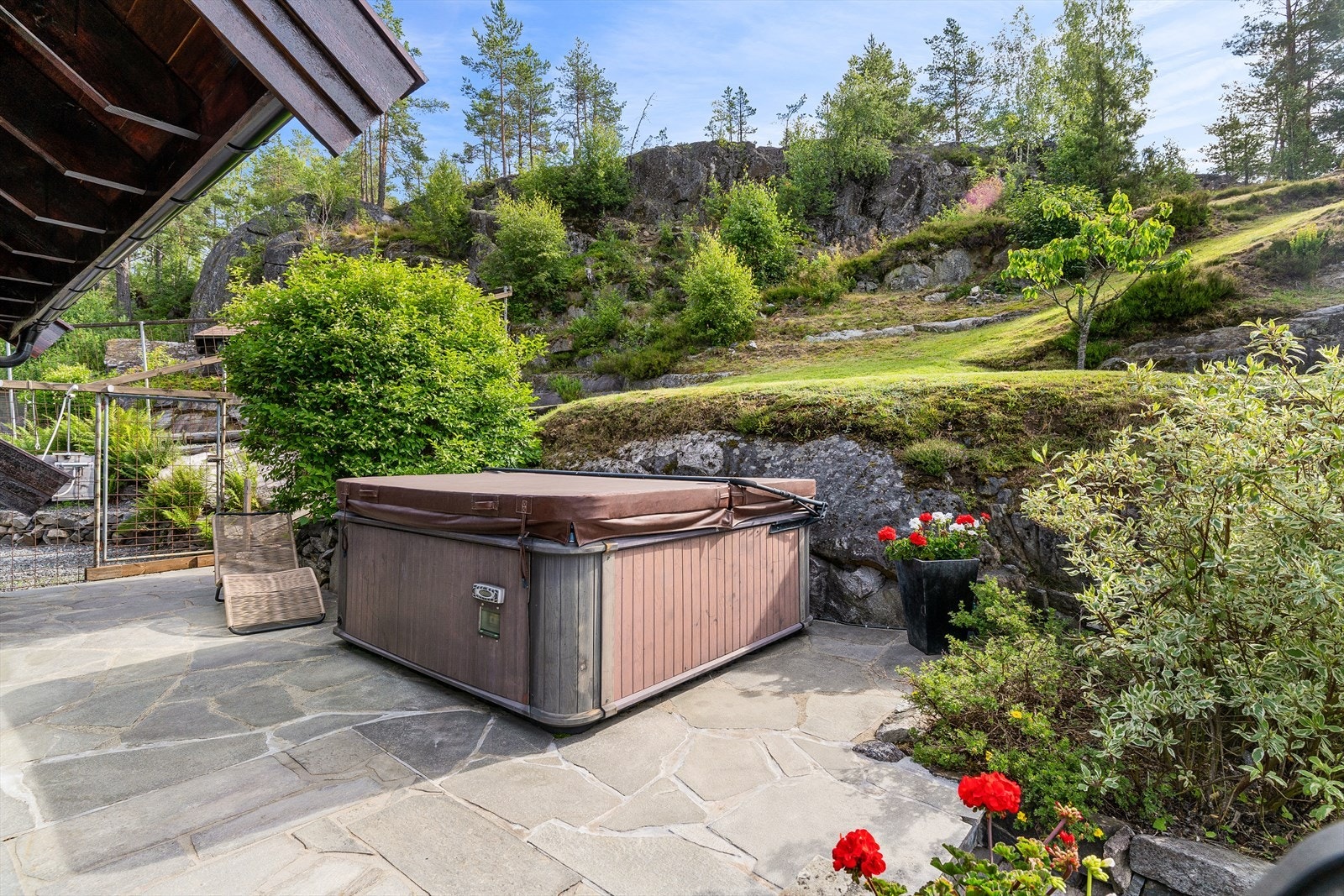 Jacuzzi med saltvannsløsning medfølger i salget. Galleribilde