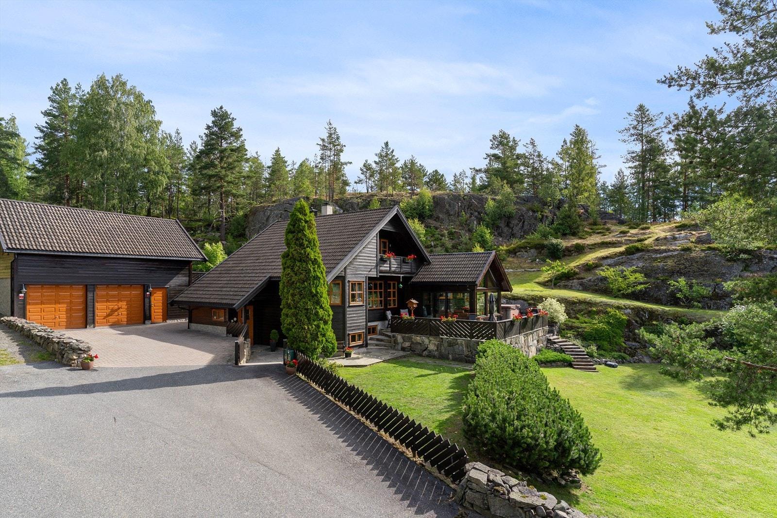 Rundt boligen er det flott opparbeidet med nydelige hagepartier og strøken gårdsplass. Galleribilde