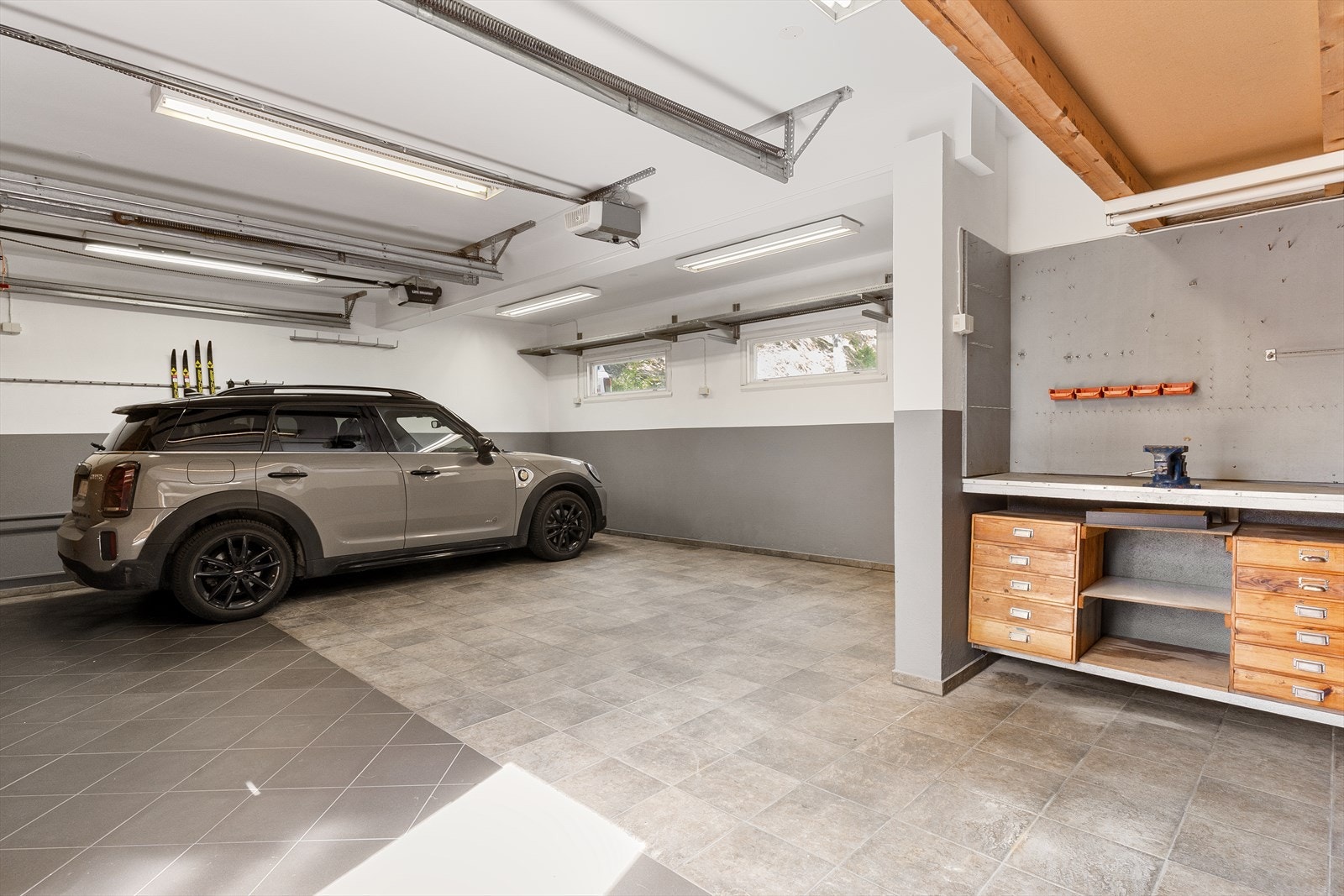 Praktisk og strøken dobbelgarasje med god plass. Galleribilde