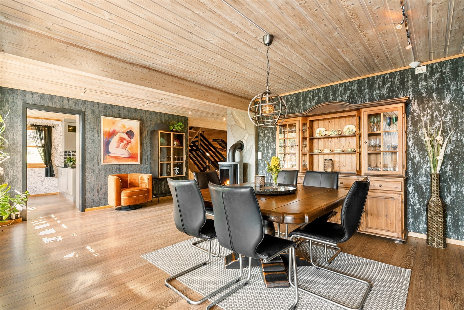 Direkte inngang på eget kjøkkenrom fra spisetuen. Galleribilde