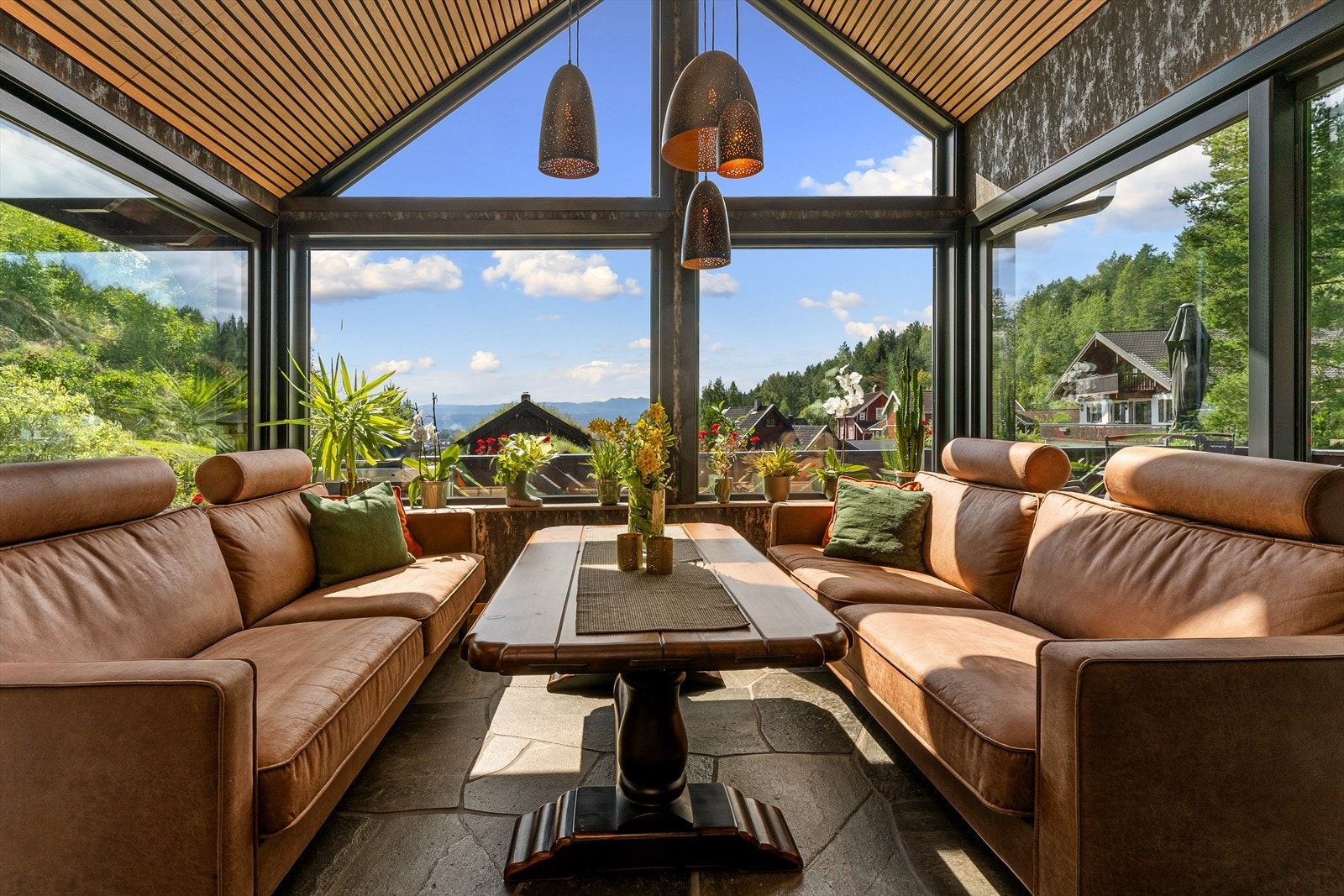 Fra stuen har du herlig utsikt og får naturen tett innpå med de romslige vinduene og skyvedørene. Galleribilde