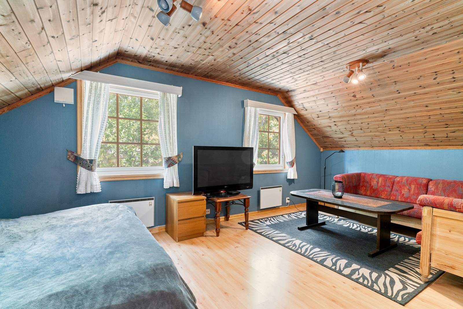 Hybel (ikke godkjent) inneholder: Stue, kjøkken, soverom, bad, gang og bod. Galleribilde