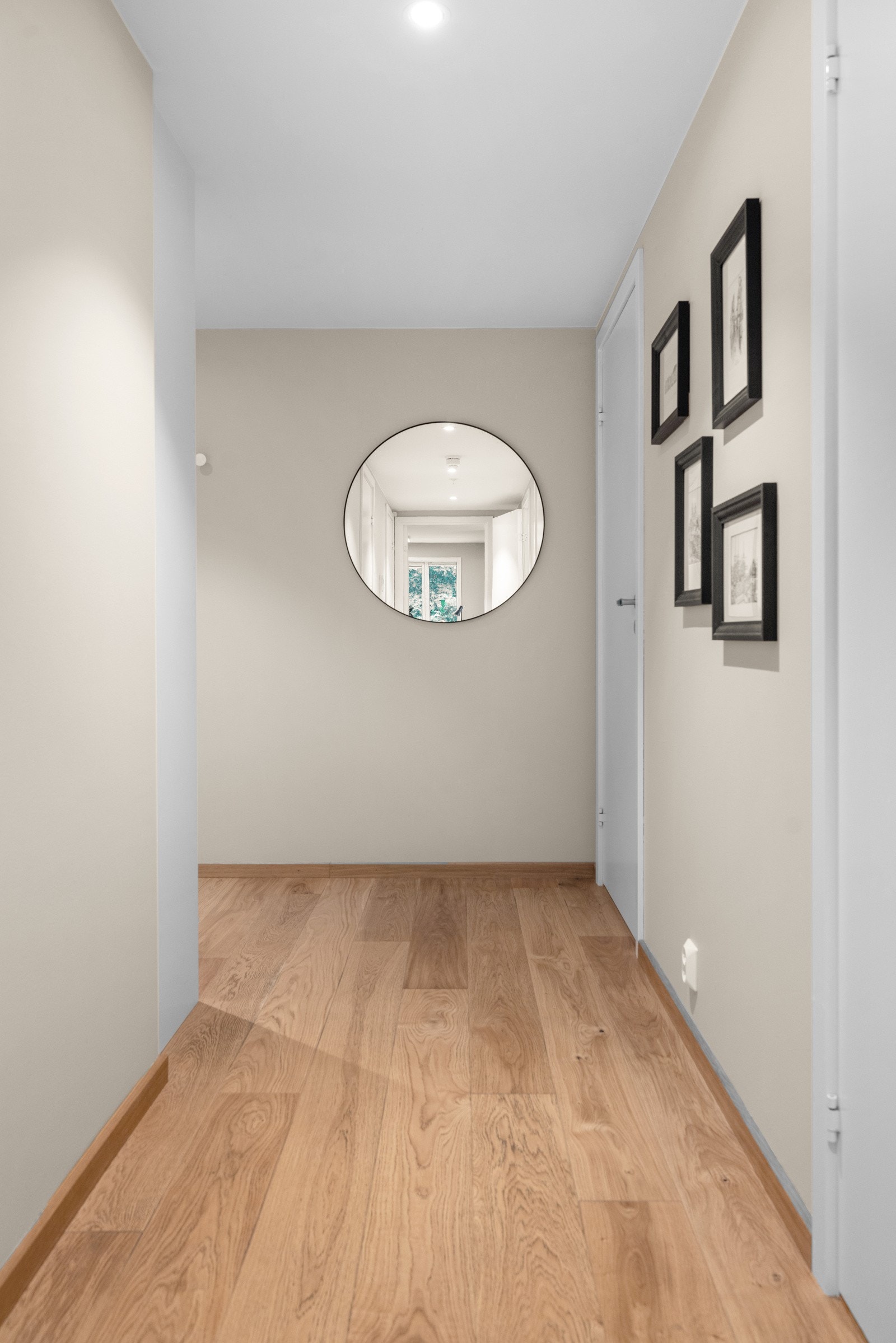 Veggflatene er lysmalte, gulvet er påkostet med enstavsparkett og belysningen er god med downlights i taket Galleribilde
