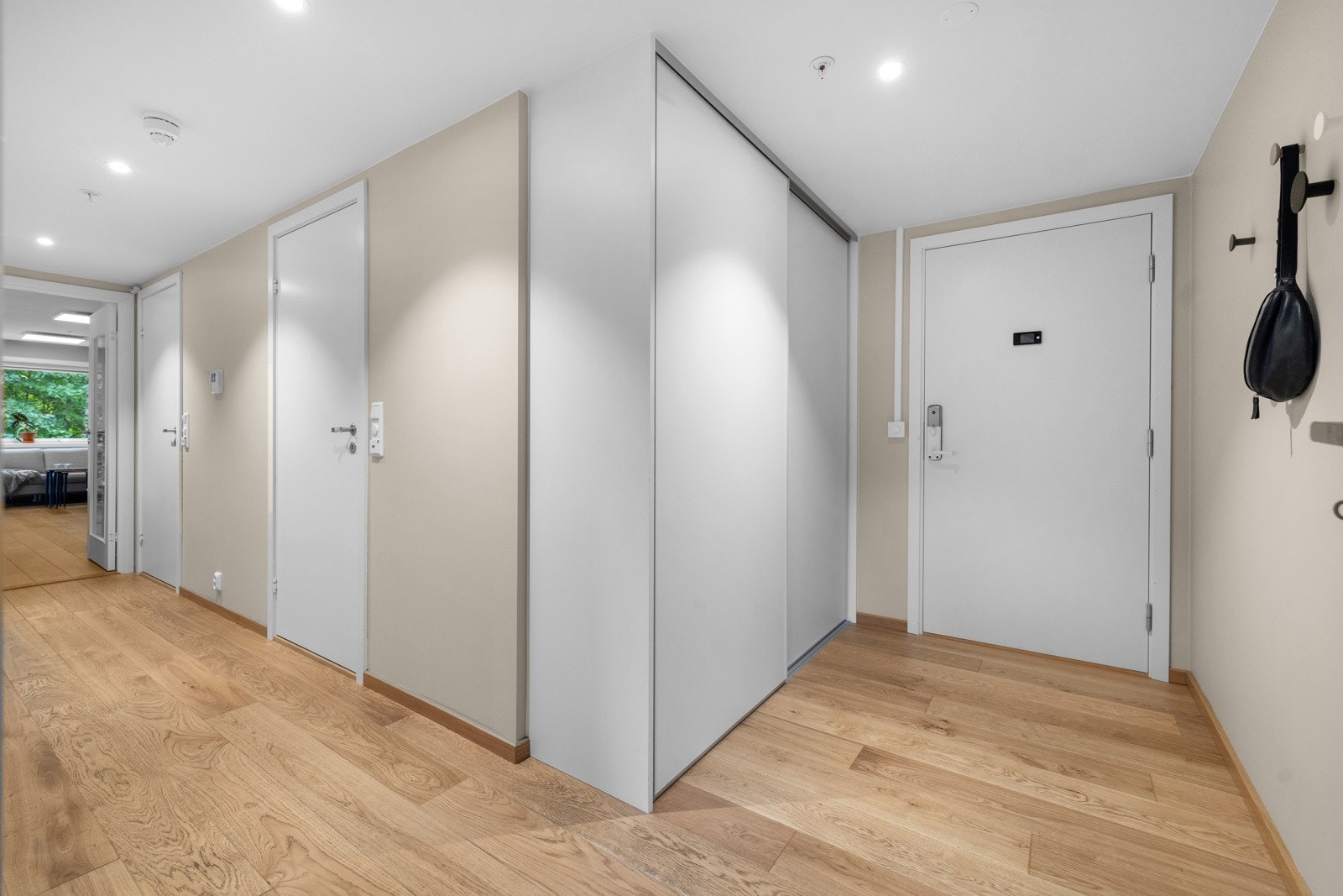 Entreen er romslig og praktisk utformet med bred skyvedørsgarderobe, hvor det er god plass til yttertøy, sko og utstyr Galleribilde
