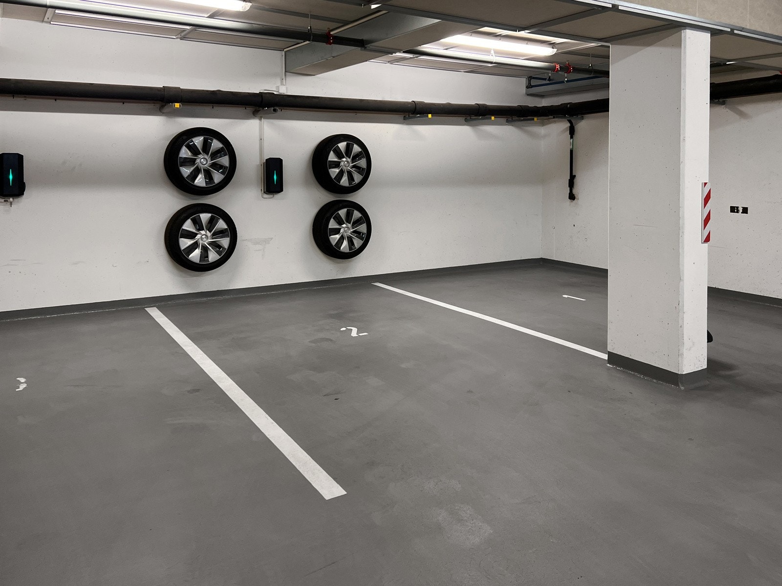 Leiligheten disponerer en garasjeplass med elbillader Galleribilde