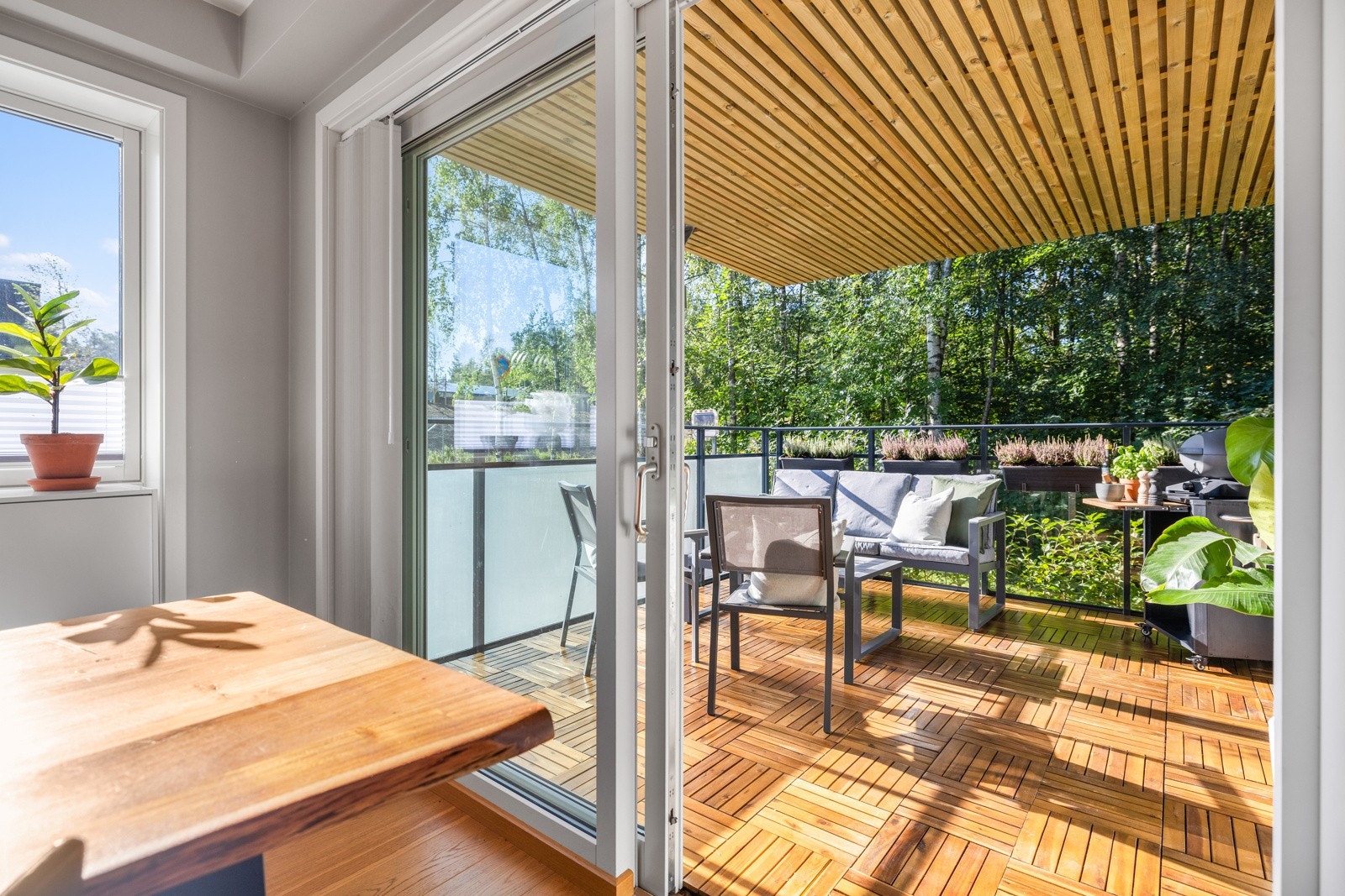 Den flotte balkongen har adkomst fra stuen/kjøkkenet og er gull verdt i sommerhalvåret Galleribilde
