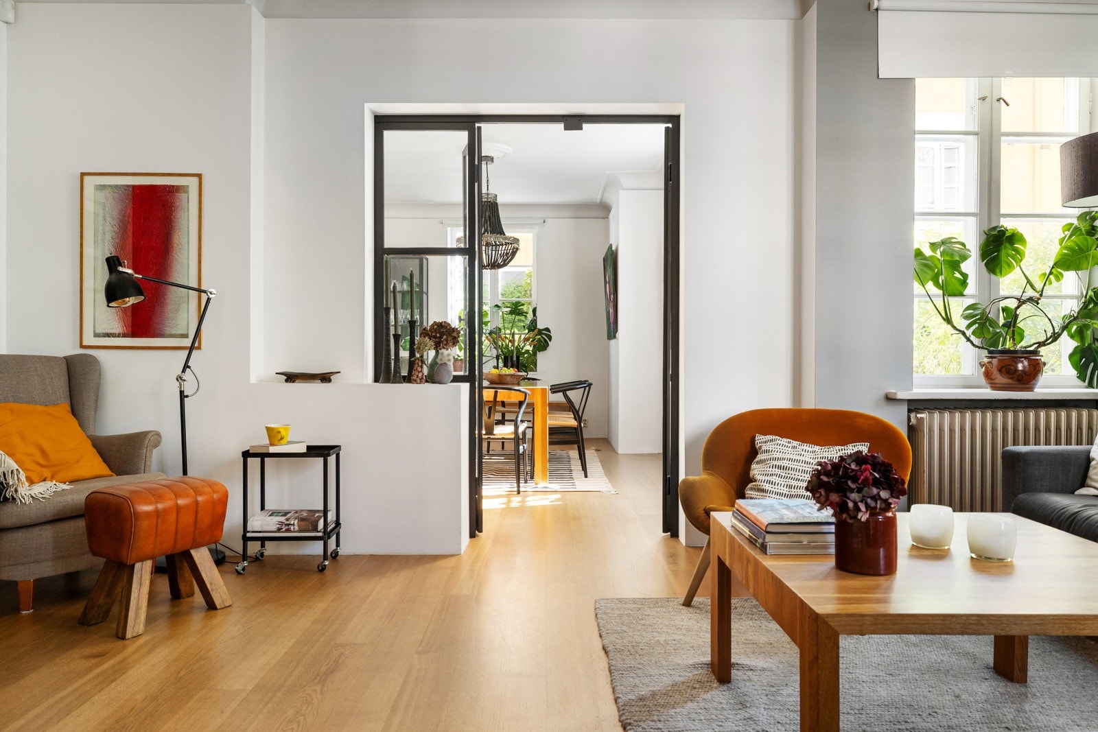 Mellom stuen og spisestuen er det en elegant glassdør med sorte karmer fra 2018, som skaper en naturlig inndeling av rommene. Galleribilde