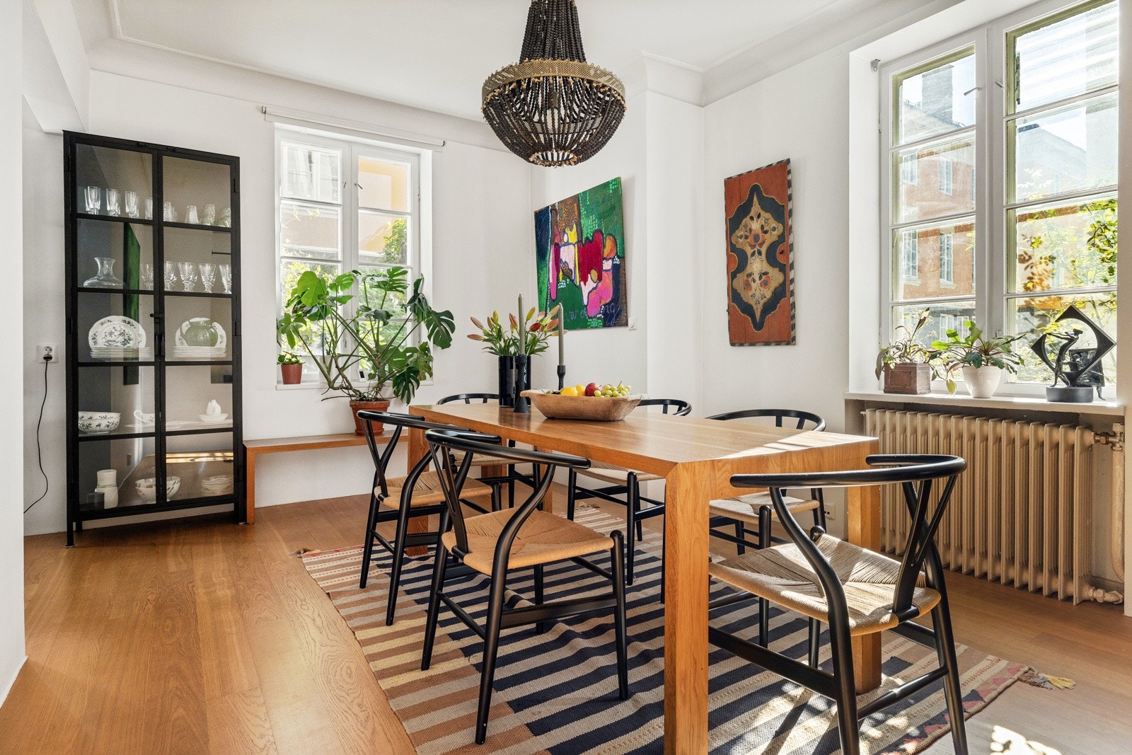 Spisestuen har rikelig med plass til et stort langbord, noe som gjør rommet ideelt for både hverdagsmiddager og festlige anledninger. Galleribilde