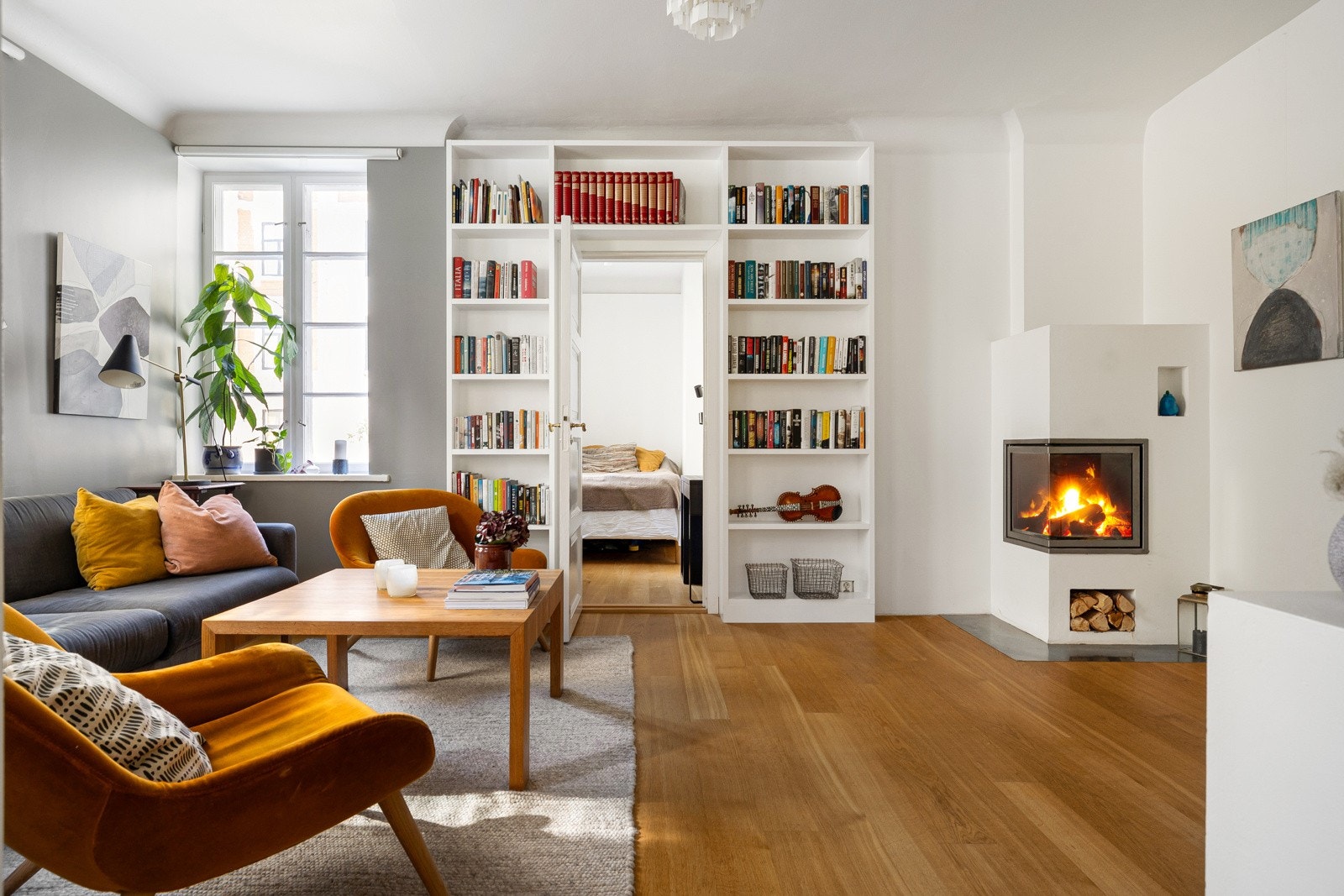 Klassisk plassbygget bokhylle gir rikelig med plass til både bøker og dekorative gjenstander. Galleribilde