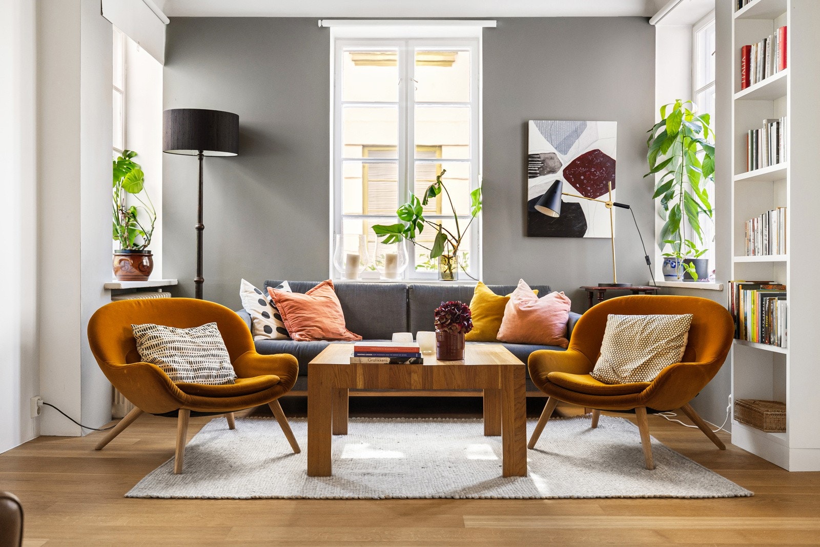 Her er det gode møbleringsmuligheter med plass til stor sofagruppe og tilhørende møblement. Galleribilde