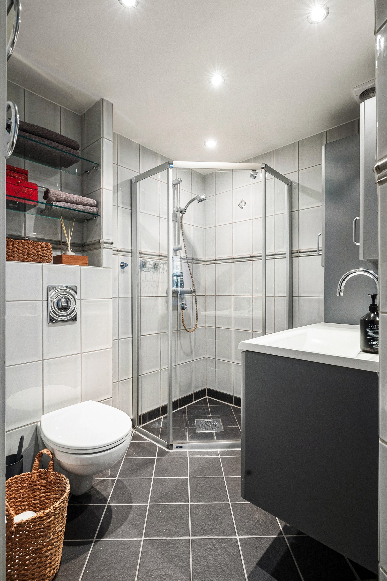 Badet er pent flislagt og utstyrt med varmekabler i gulvet for ekstra komfort, samt downlights i himlingen som gir en behagelig belysning. Galleribilde