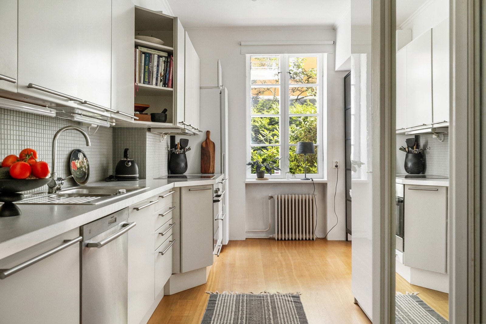 Kjøkkenet er utstyrt med koketopp, stekeovn, ventilator, samt nisje for kjøleskap/fryser og oppvaskmaskin. Galleribilde