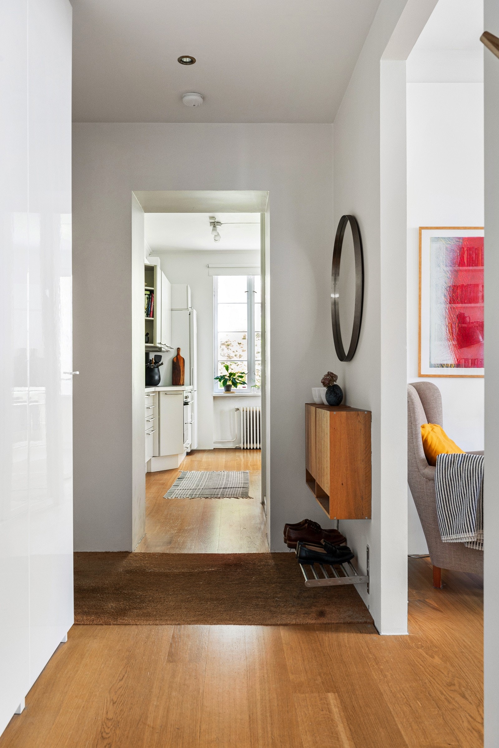 Velkommen inn - Entréen har delikate lysmalte vegger og flott parkettgulv. Galleribilde