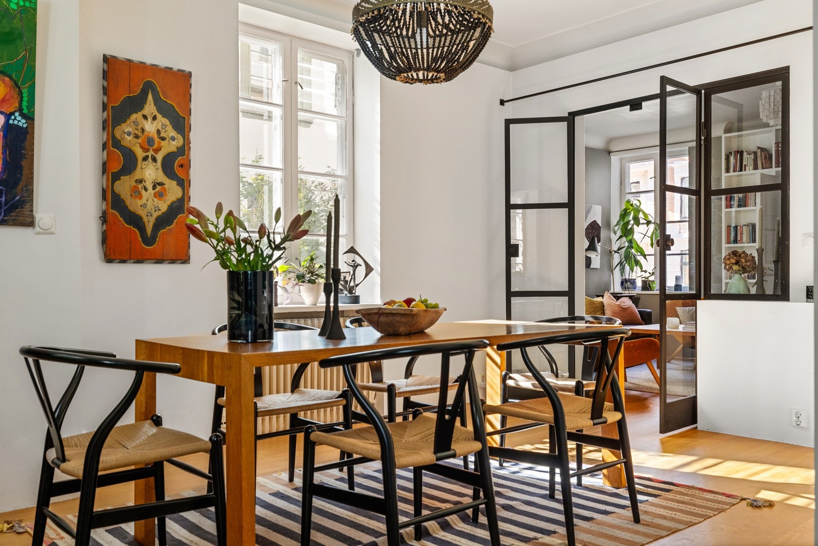 Store vinduer sørger for rikelig lysinnslipp og ivaretar det flott grønne utsynet. Galleribilde