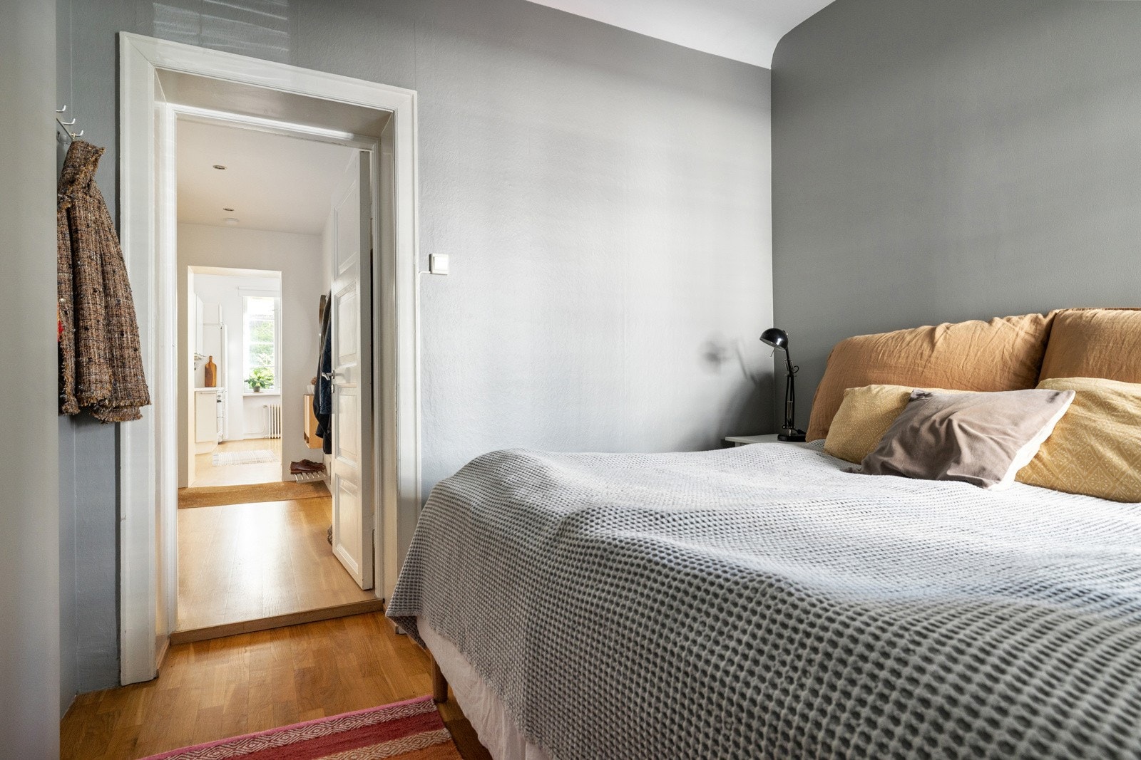 Soverommet er romslig og har god plass til en stor dobbeltseng og nattbord. Galleribilde