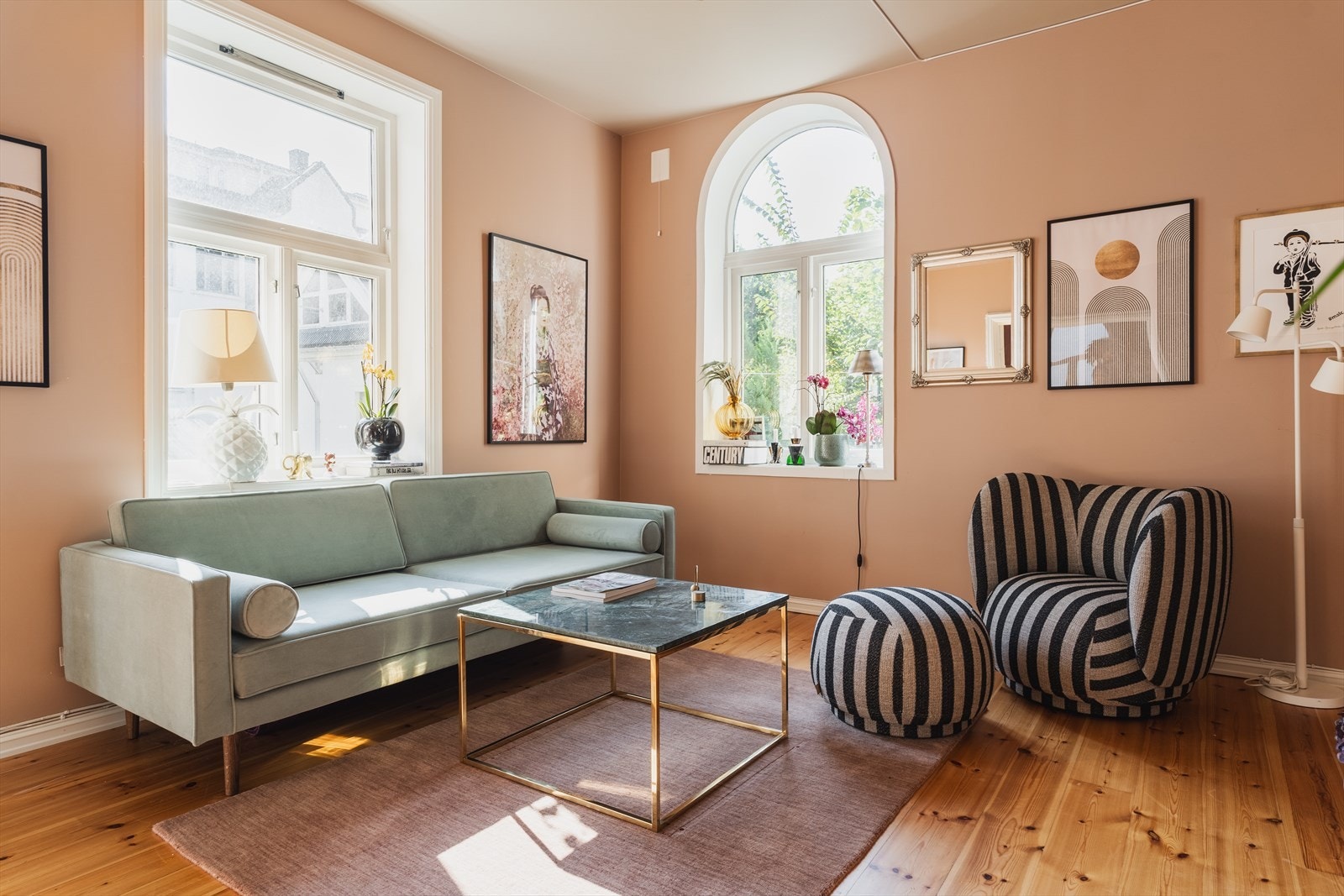 Hyggelig stue med plass til sofagruppe og spisebord Galleribilde