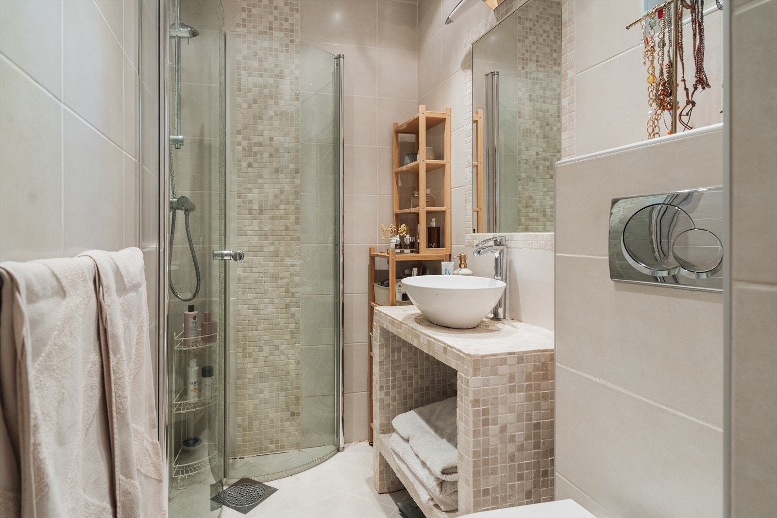 Badet ble oppgradert i 2011 og har flislagte vegger, malt himling med innfelte downlights, samt støpt og flislagt gulv med elektriske varmekabler. Galleribilde