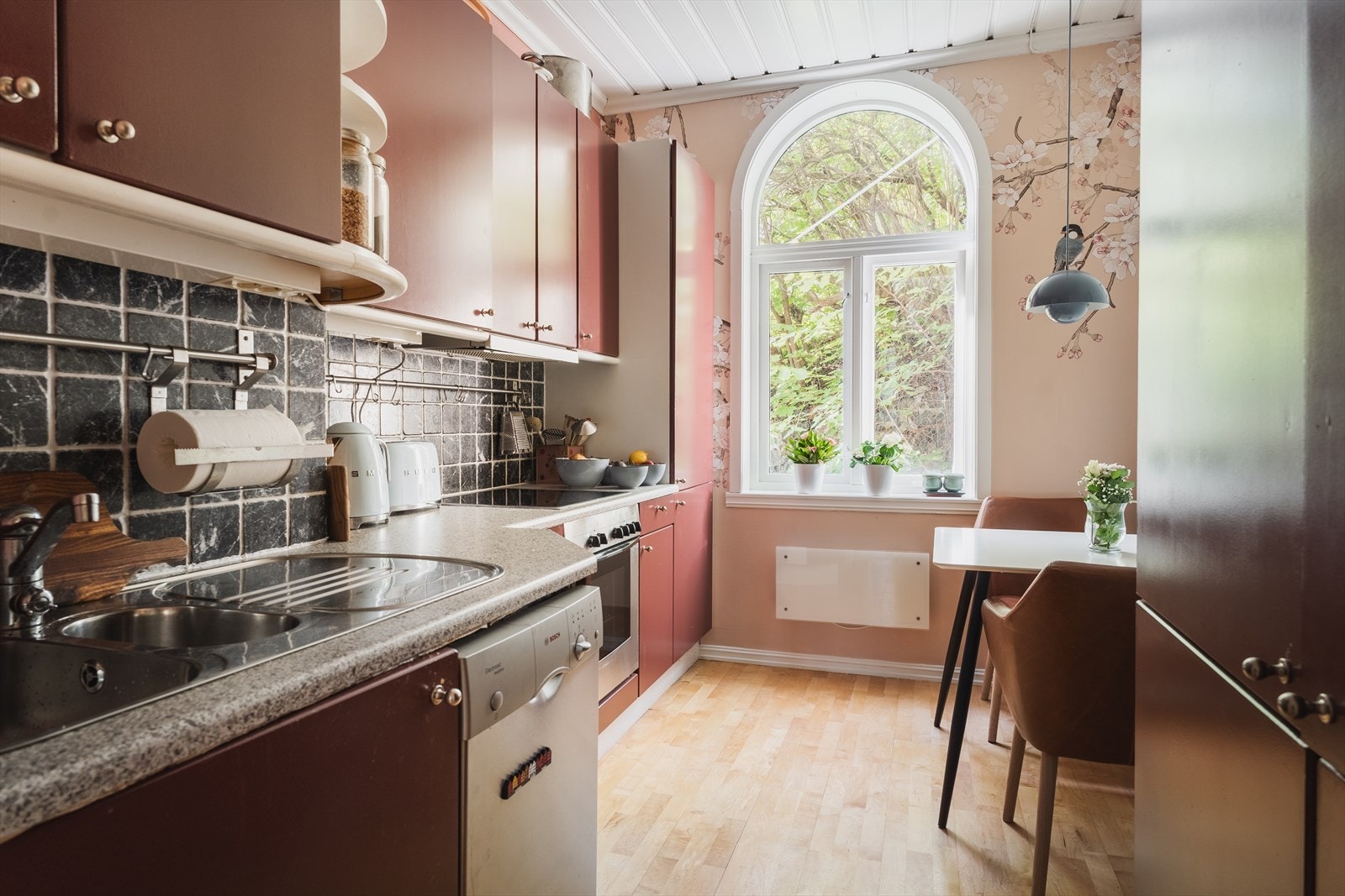 Separat kjøkken med god skap- og benkeplass. Galleribilde