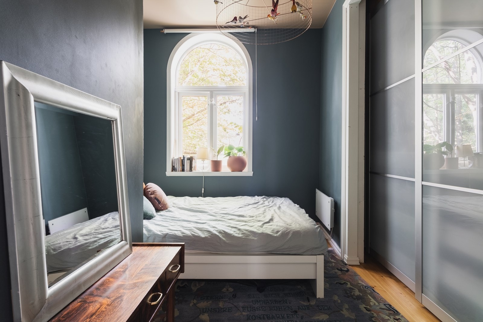 Det er to soverom i leiligheten. Ett av soverommene har en skyvedørsgarderobe i egen nisje. Galleribilde