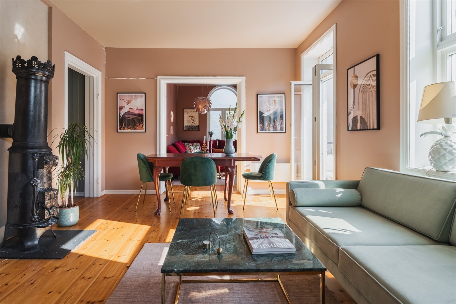 Nydelig oppholdsrom med utgang til balkong og peisovn Galleribilde