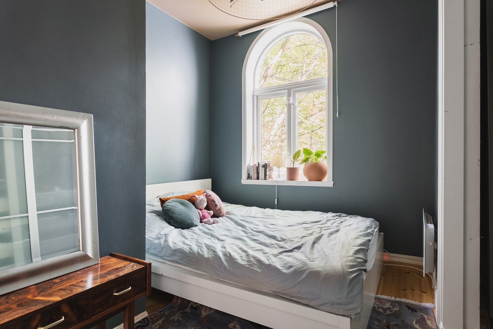 Lyst og fint soverom med god plass til seng og oppbevaring i skyvedørsgarderobe Galleribilde