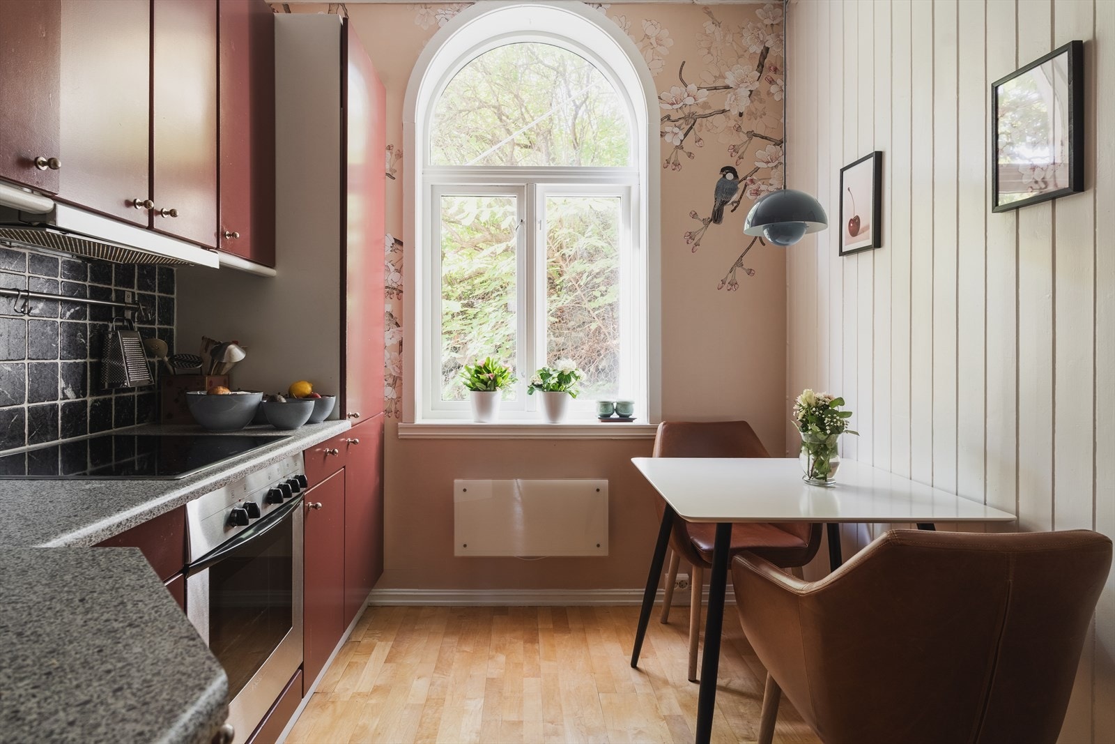 God plass til spisebord på kjøkkenet. Galleribilde