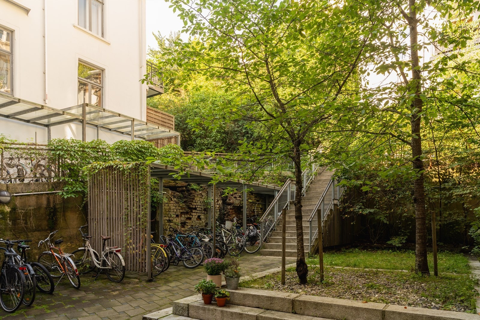 Fine fellesarealer - flust av sykkelparkering til beboerne i bakgården Galleribilde
