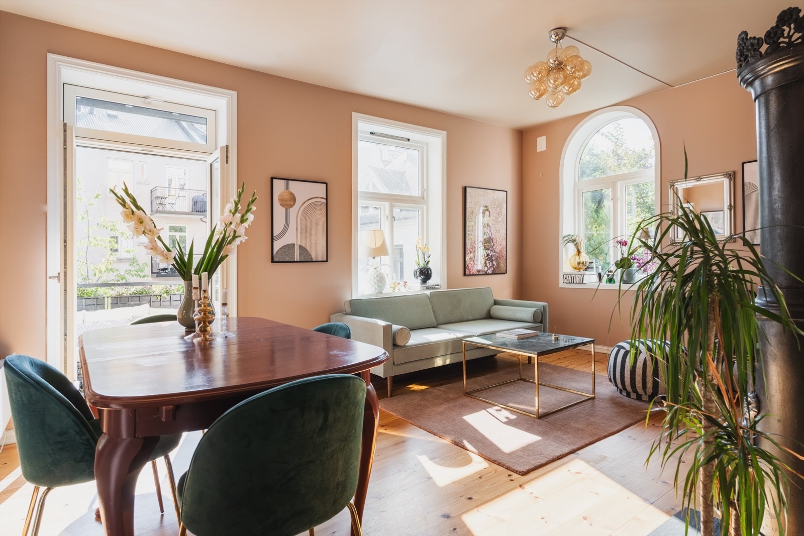 Lys og sjarmerende 3-roms over en hel etasje. Solrik balkong. Grønt, frodig, stille og usjenert. Fantastisk beliggenhet! Galleribilde