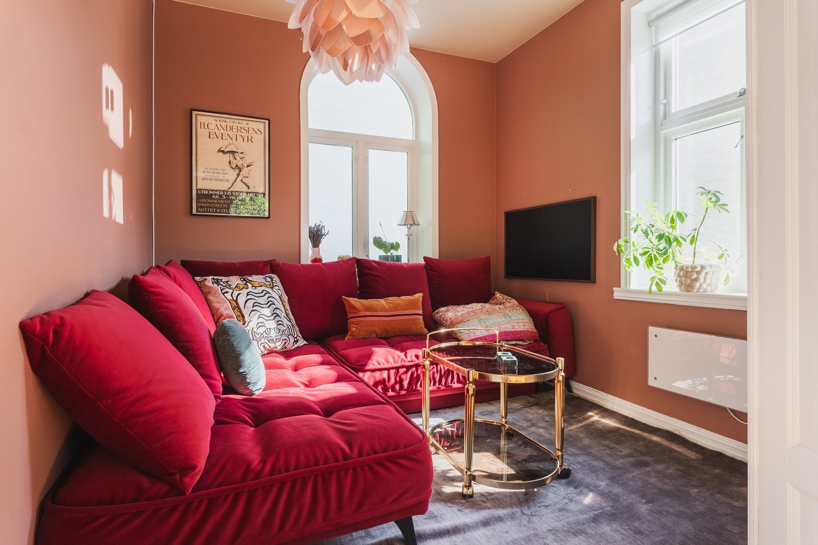 Leiligheten går over en hel etasje i et bygg som ligger i en stille bakgård i Herman Foss Gate. Galleribilde