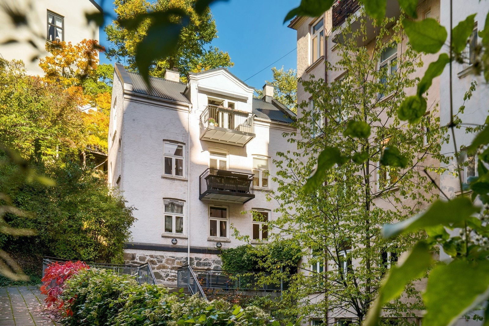 Leiligheten går over en hel etasje i et bygg som ligger i en stille bakgård i Herman Foss Gate. Galleribilde