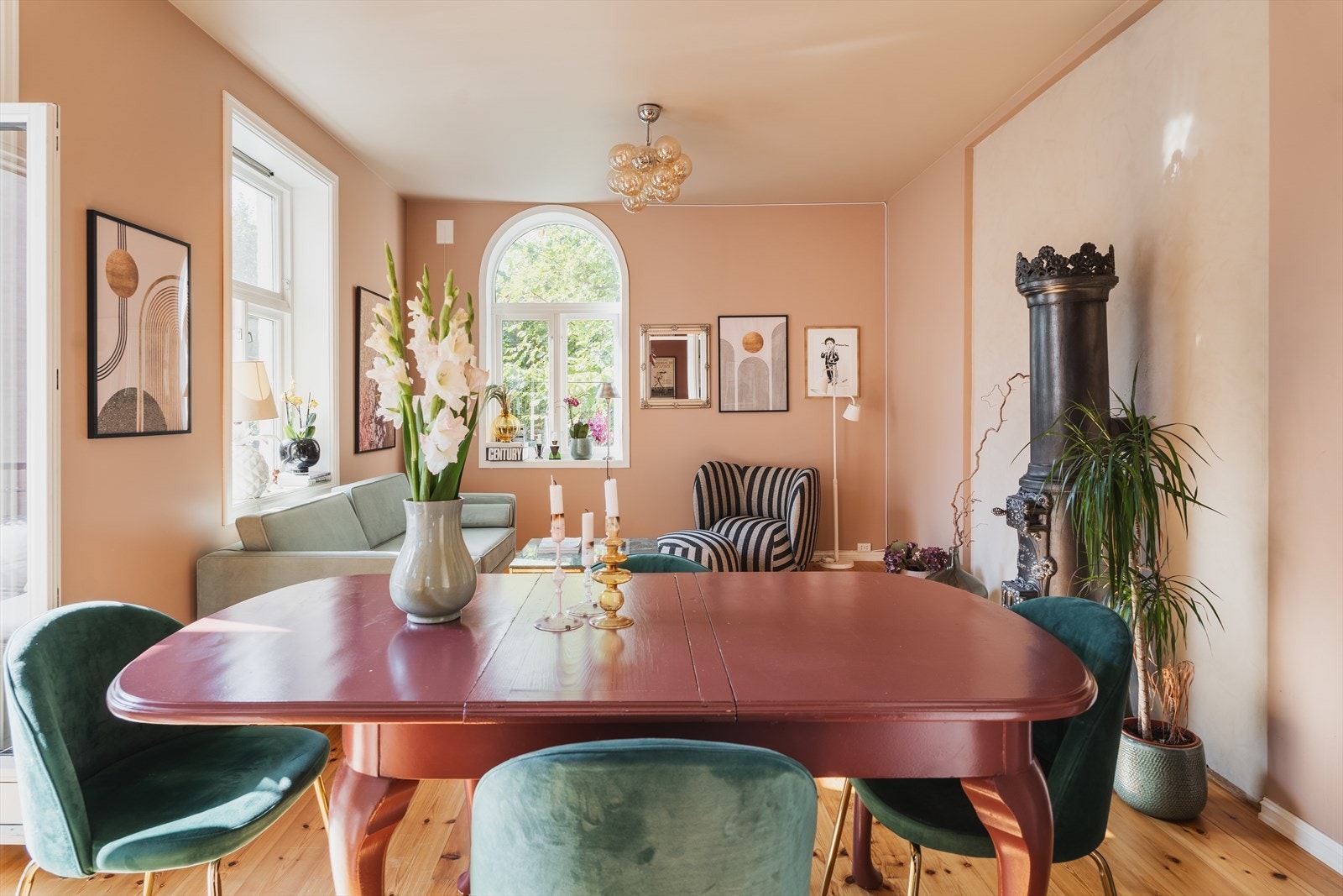 God plass til stort spisebord i stuen Galleribilde