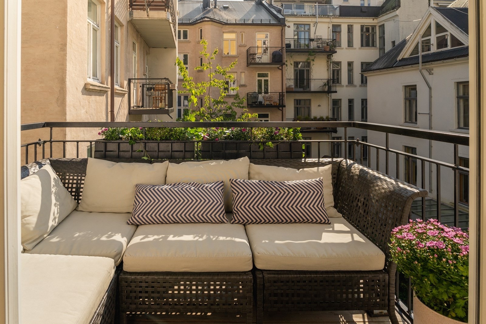 Solrik balkong med plass til utemøblement Galleribilde