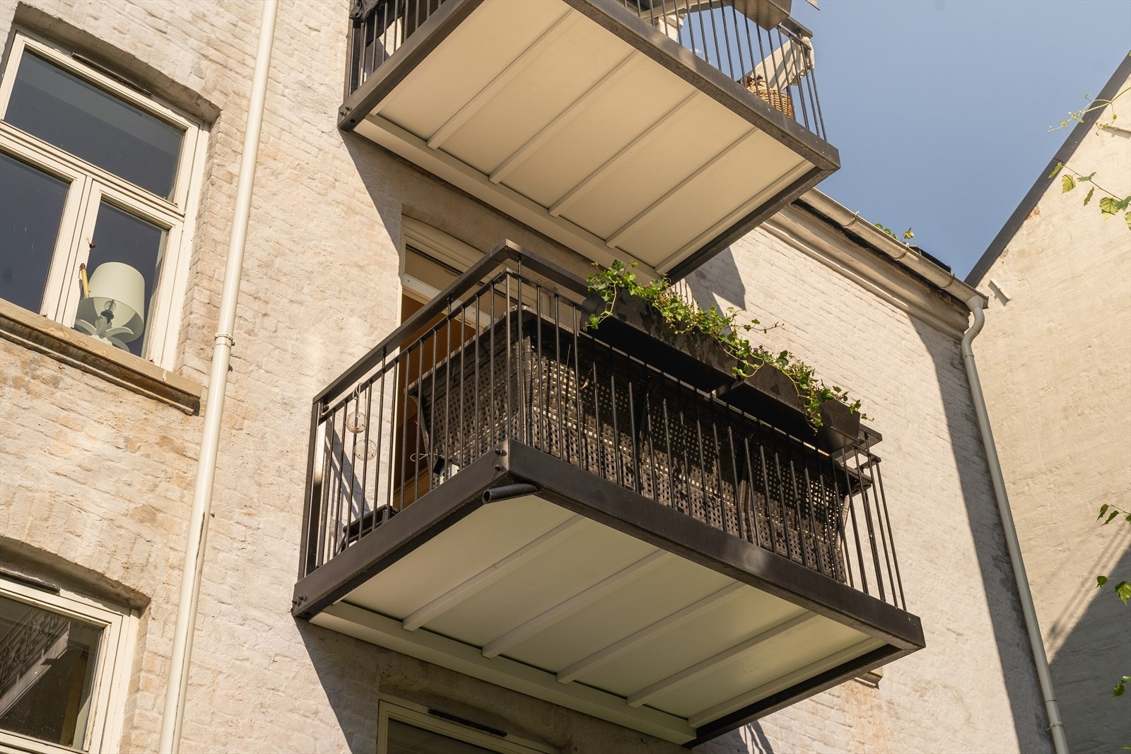 Leiligheten har en fantastisk beliggenhet i 2. etasje over en hel etasje tilbaketrukket i en fantastisk bakgård Galleribilde