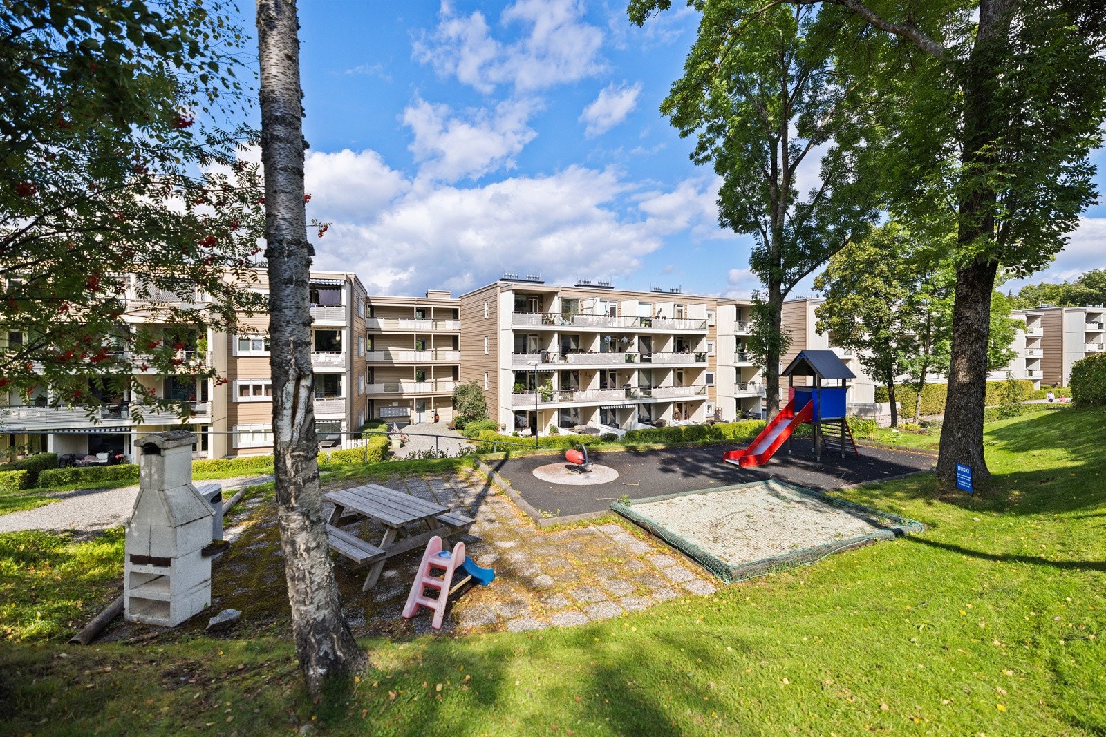 Det er flere lekeplasser med ulike apparater og flere sosiale møteplasser med sittegrupper, utegrill og peis Galleribilde