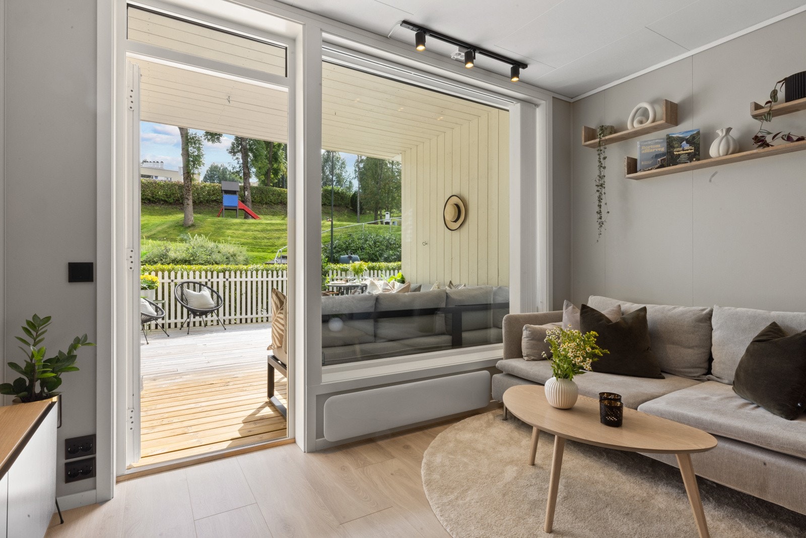 Ut mot terrassen er det plass til sofa og tv-løsning Galleribilde