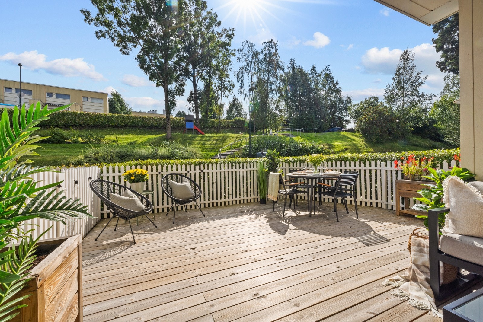 Leiligheten ligger fint plassert på enden i første etasje, og fra stuen er det utgang til en stor, sørvendt og delvis overbygd terrasse Galleribilde