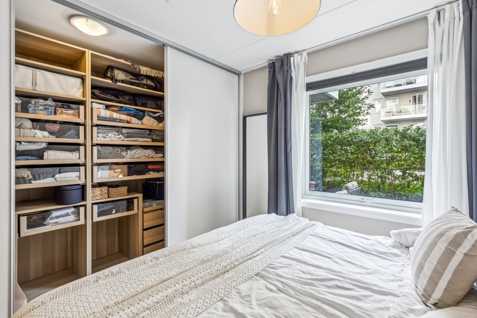 Her er det også godt med oppbevaringsplass i skyvedørsgarderoben. Galleribilde