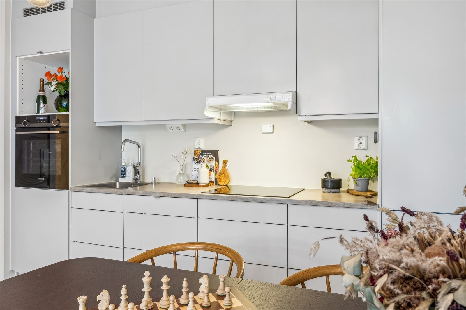 Kjøkkenet har laminatbenkeplate som vil gi deg en praktisk arbeidsflate. Galleribilde