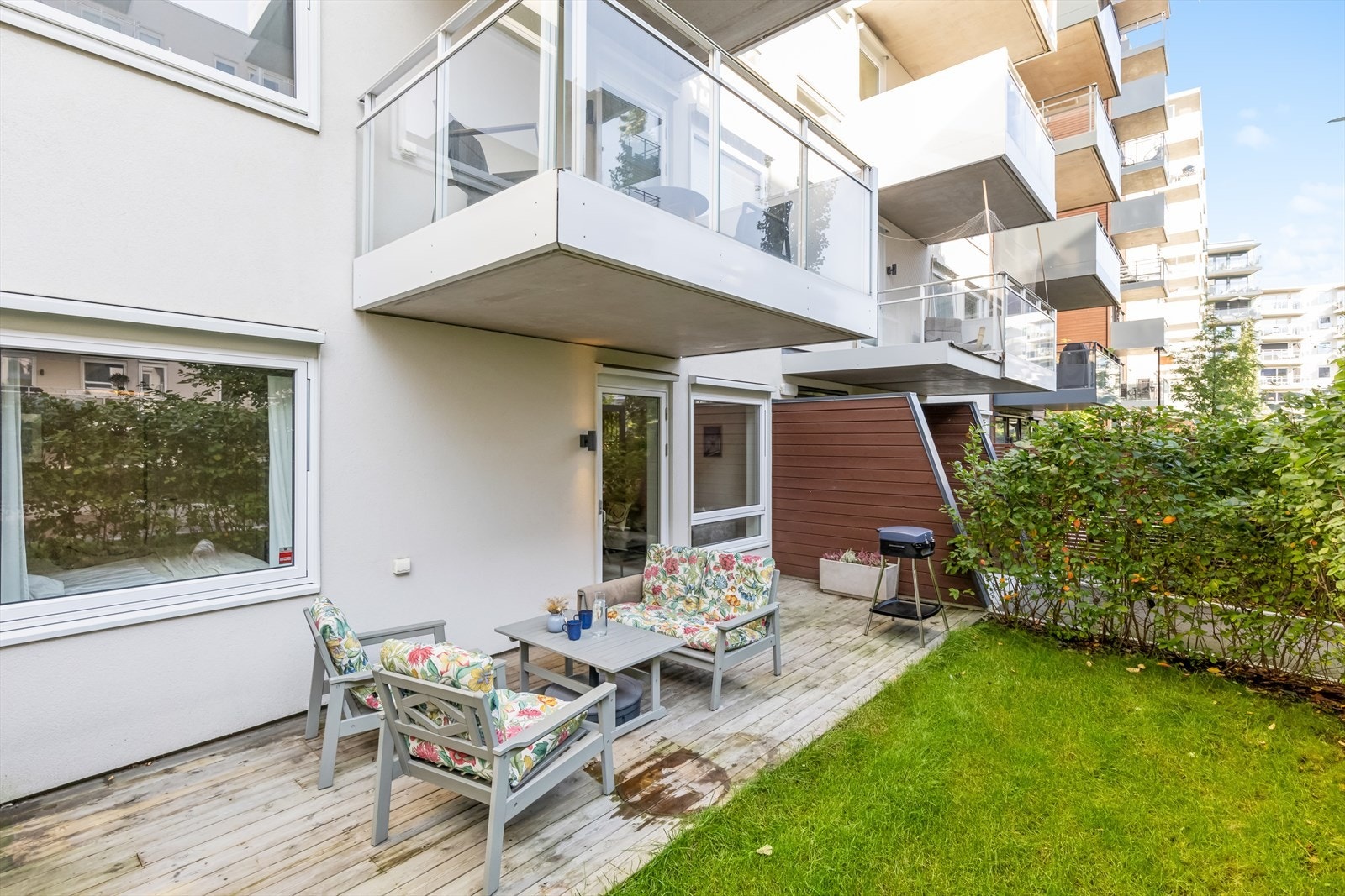 Leiligheten har en meget romslig markterrasse på hele 17 kvm! Galleribilde