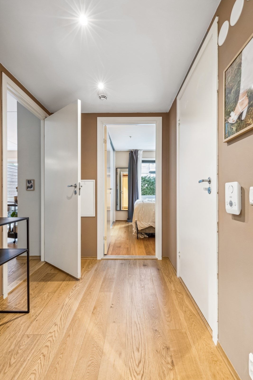 Inngangspartiet til denne boligen ønsker deg velkommen, og er romslig og godt utformet. Galleribilde