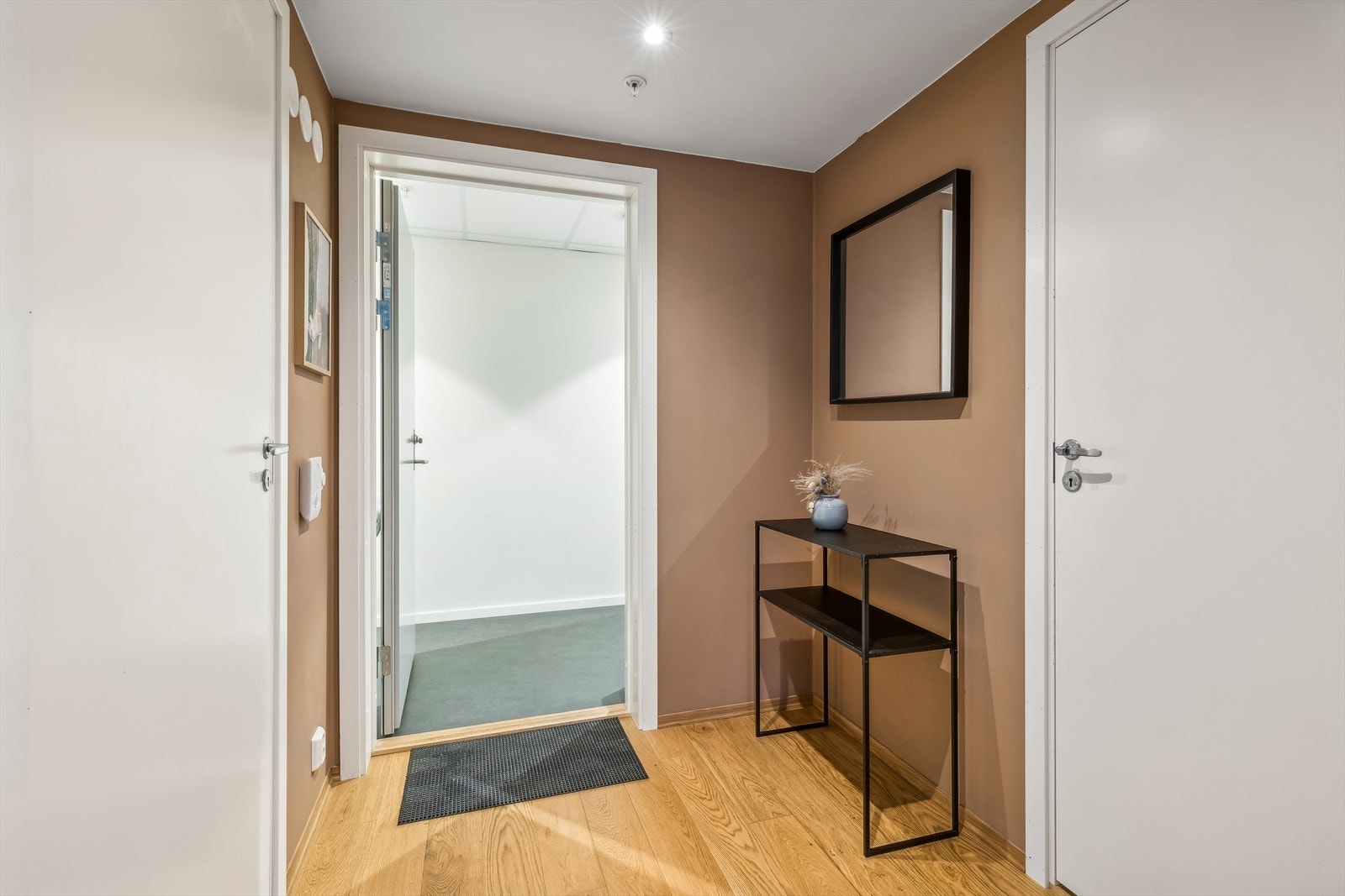 Dette er et inngangsparti som gir et godt førsteinntrykk, samtidig som det tilbyr praktiske løsninger for hverdagslogistikken. Galleribilde